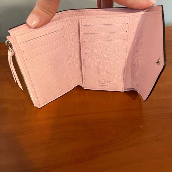 LOUIS VUITTON ESCALE VICTORINE WALLET - Picture 8 of 9